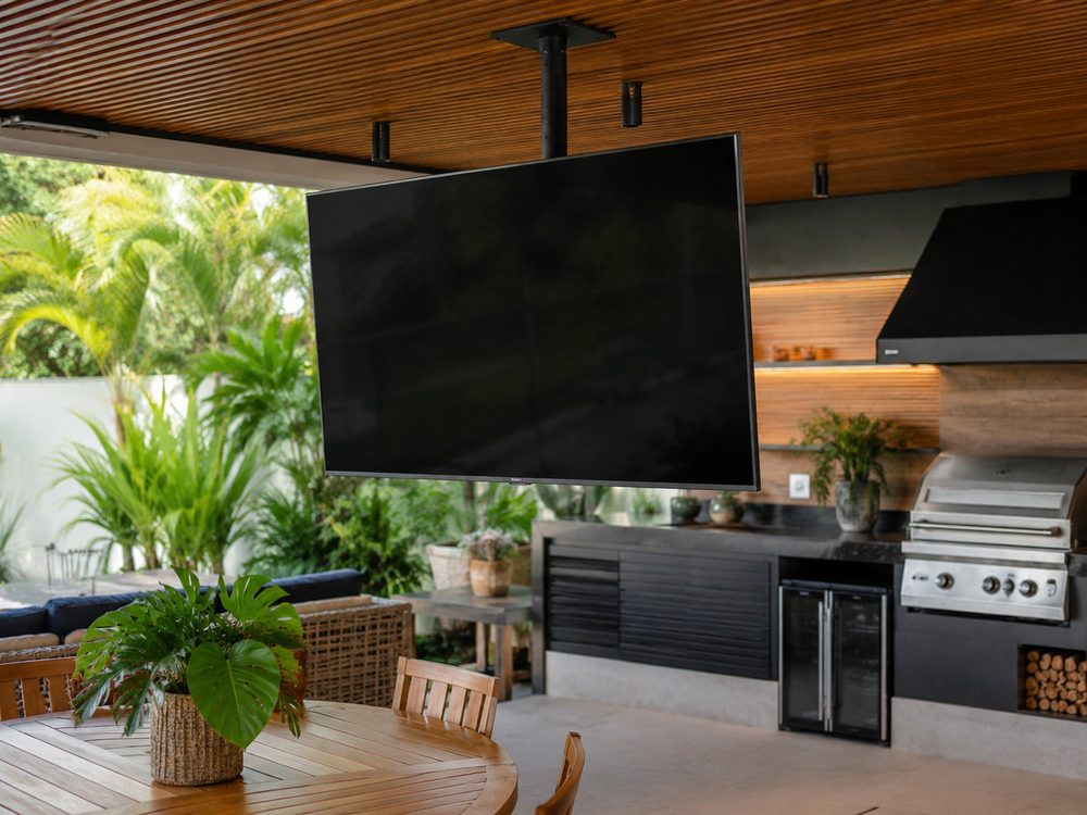 Instalação de suporte de TV de teto em área gourmet no Lago Norte, Brasília